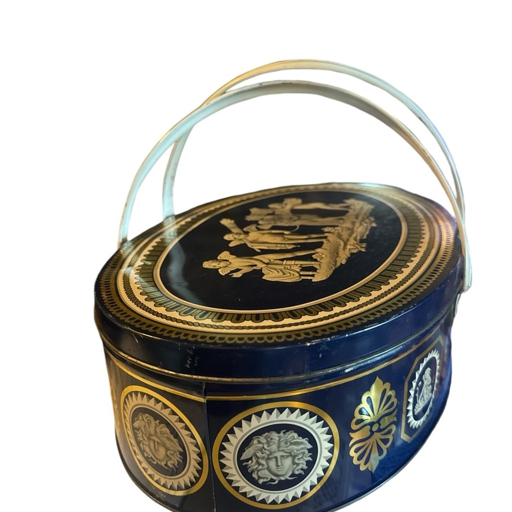 1939’s Vintage Wedgewood Oval 1651/2382 Blue, Cream & Gold Biscuit Tin/ Cherubs - Picture 2 of 13